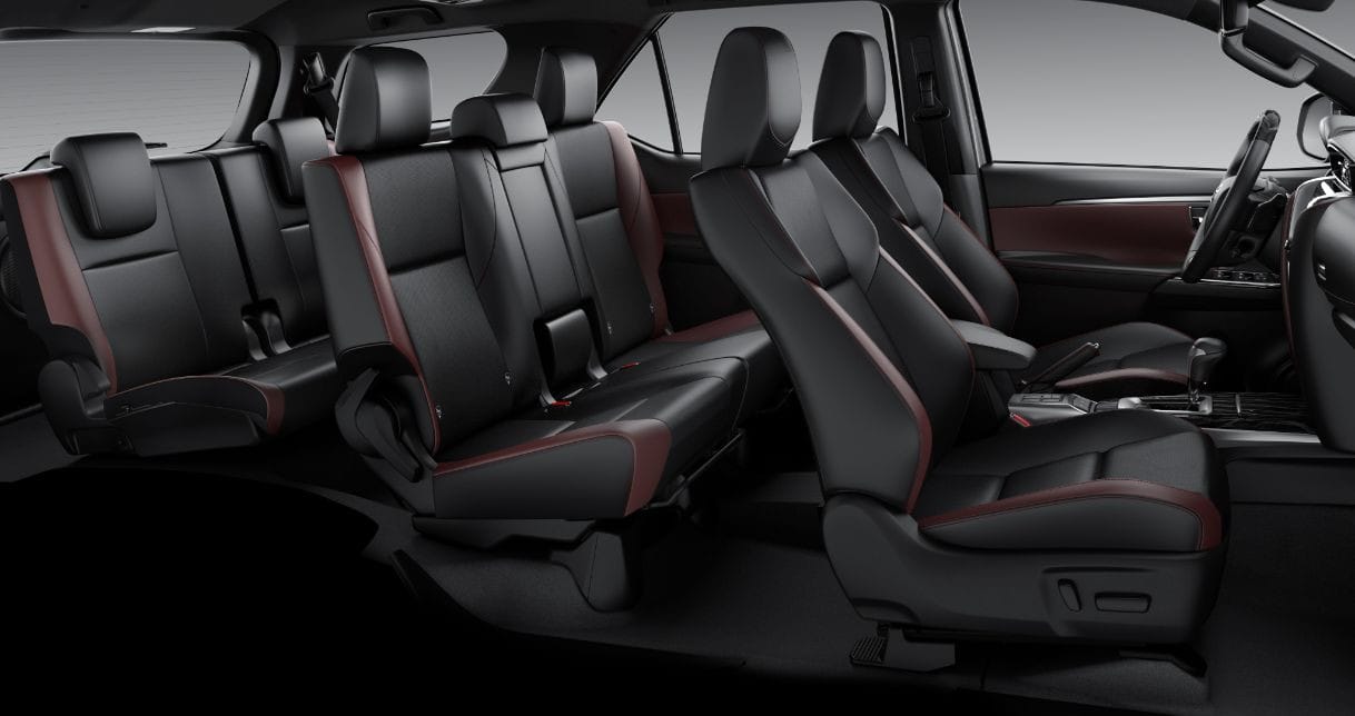 Thiết kế ghế ngồi thoải mái và bọc da của xe Fortuner 7 chỗ máy dầu