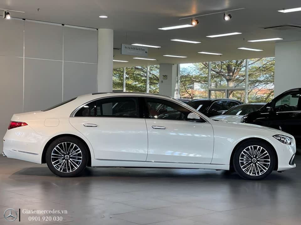 Thiết kế hông xe Mercedes S450 Luxury thanh thoát, uyển chuyển