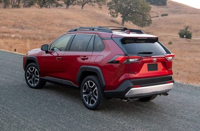 Thiết kế hông xe Toyota RAV4 khỏe khoắn