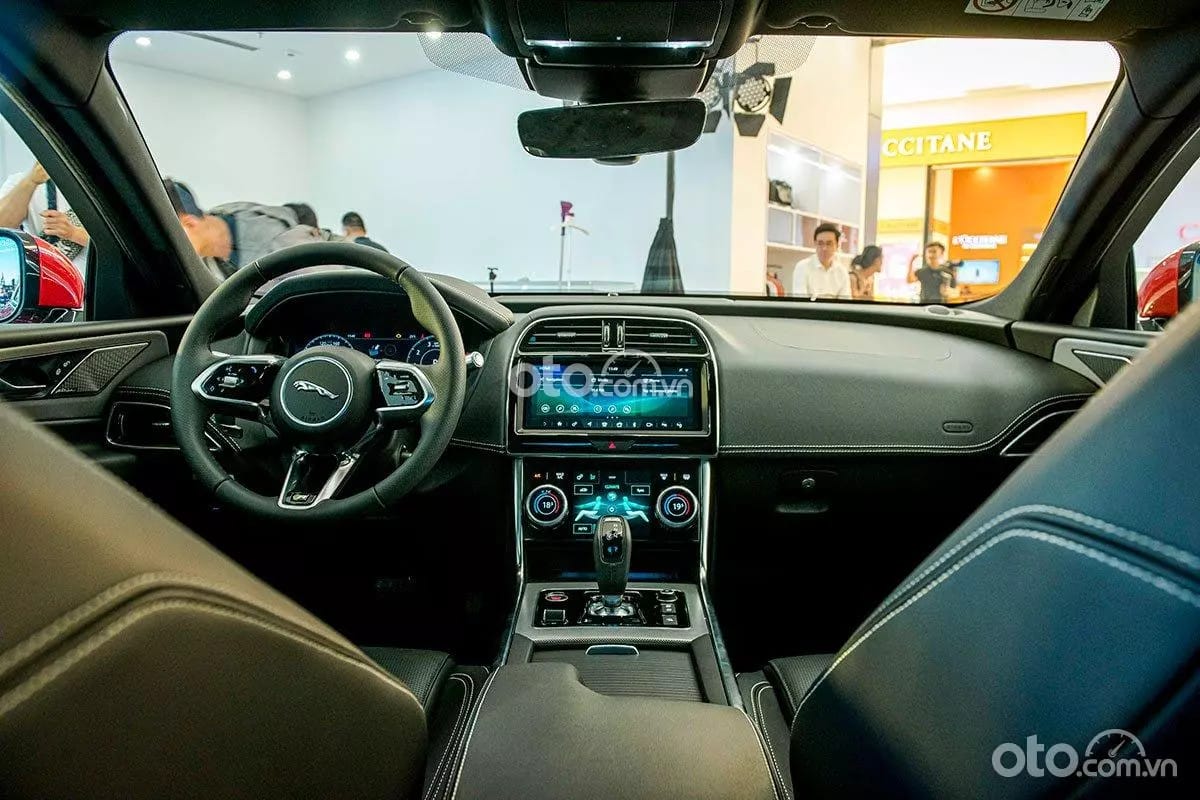 Thiết kế khoang lái hiện đại trên Jaguar XE