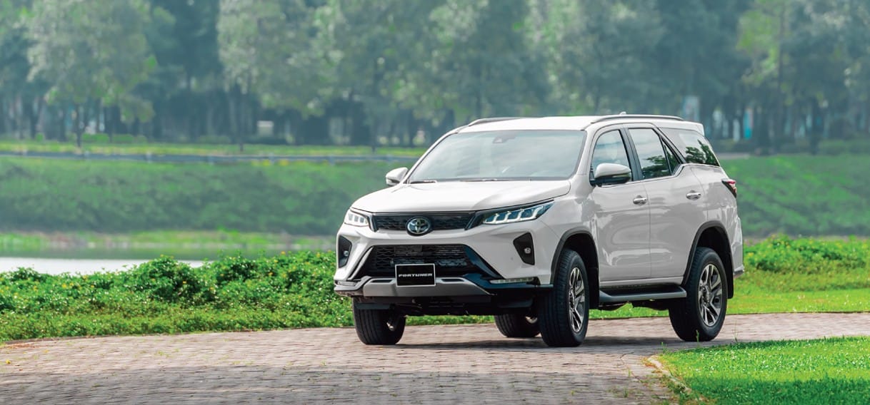Thiết kế mạnh mẽ của xe Toyota Fortuner 7 chỗ màu trắng, sẵn sàng cho mọi cuộc phiêu lưu