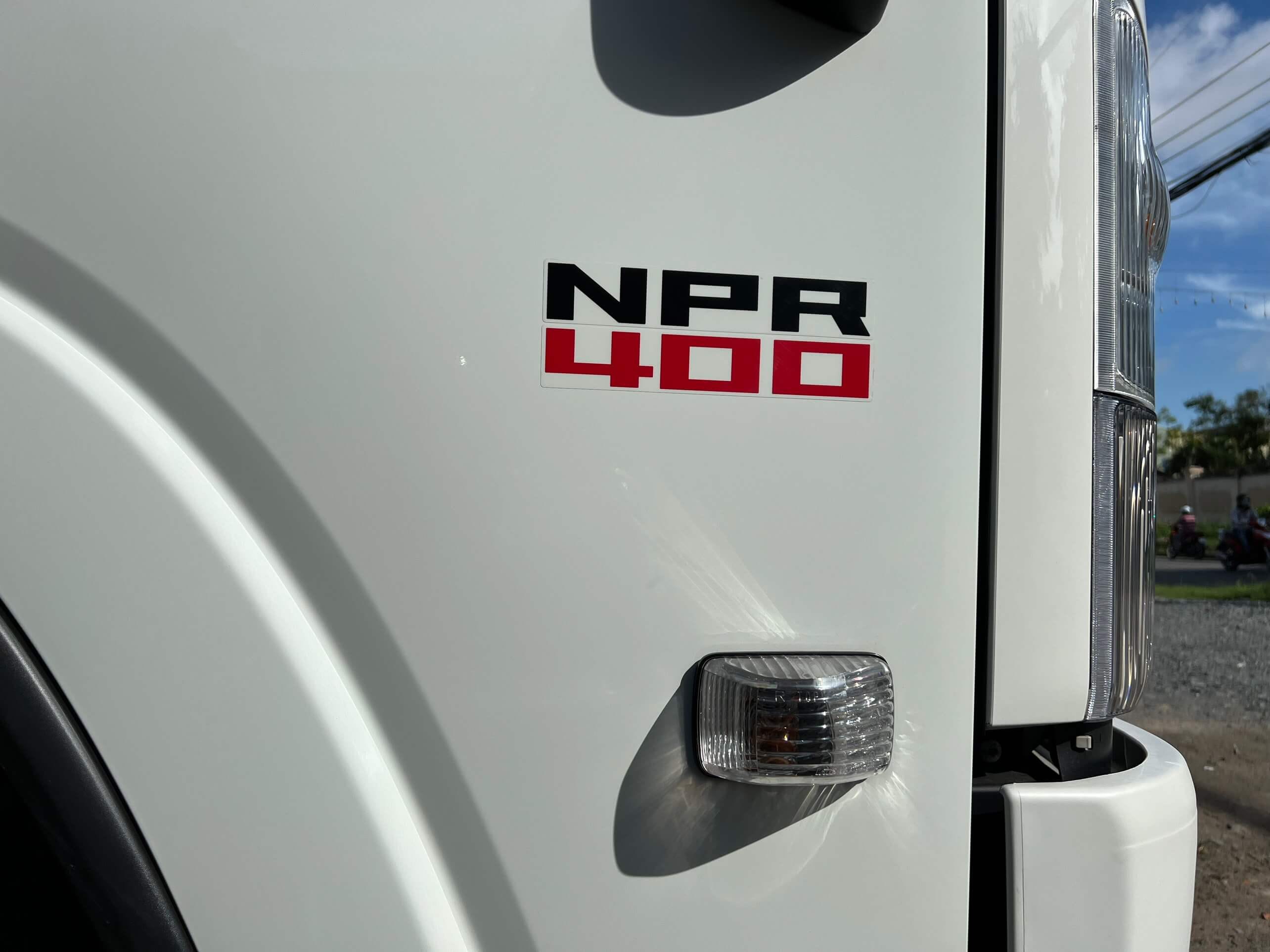 Thiết kế mặt ga lăng và logo của xe tải Isuzu NPR 400, thể hiện sự sang trọng
