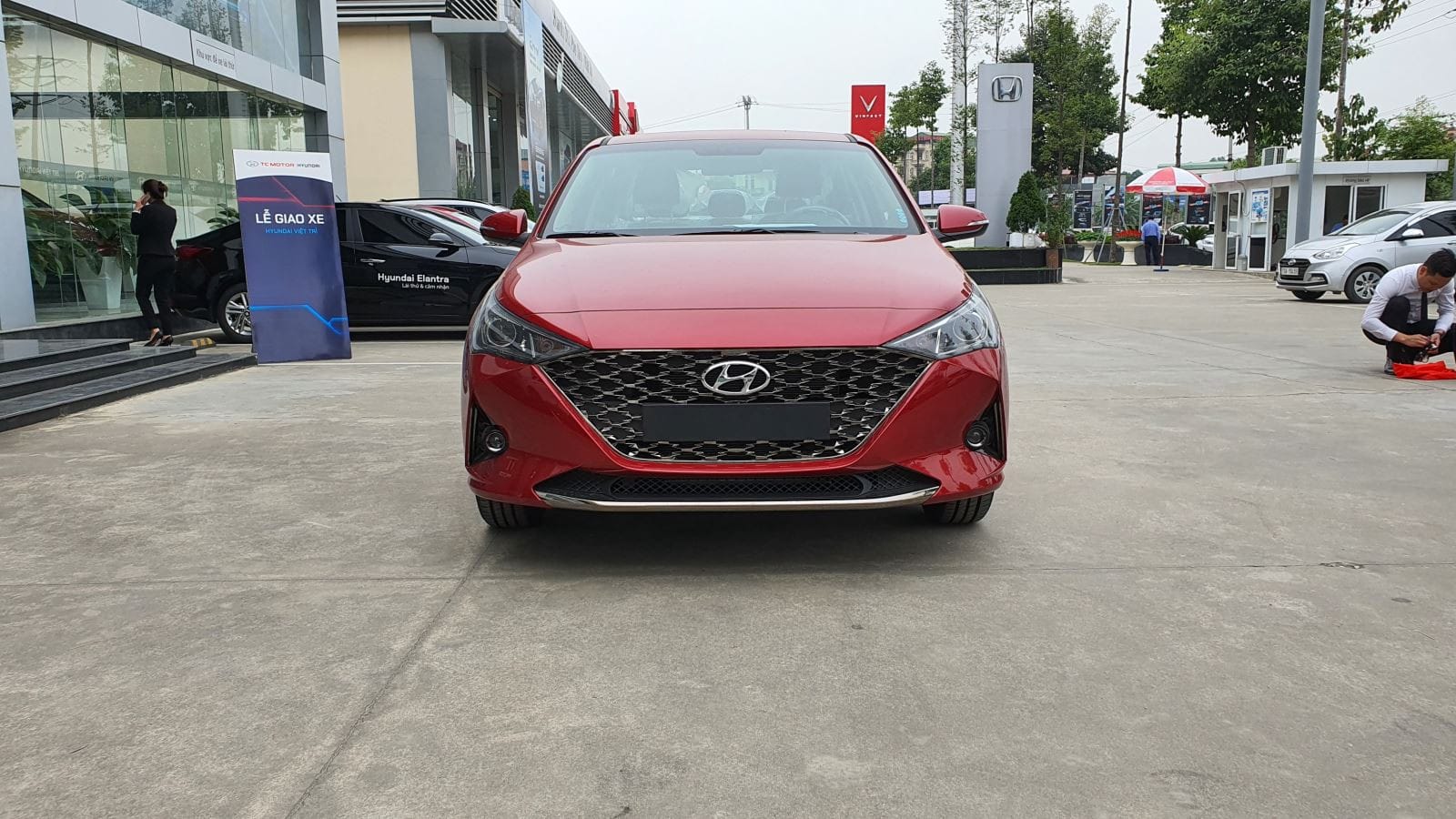 Thiết kế mặt trước Hyundai Accent 2022 AT tiêu chuẩn với lưới tản nhiệt mới