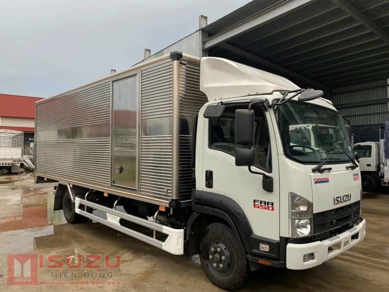 Thiết kế ngoại thất hiện đại của xe tải Isuzu 6.5 tấn