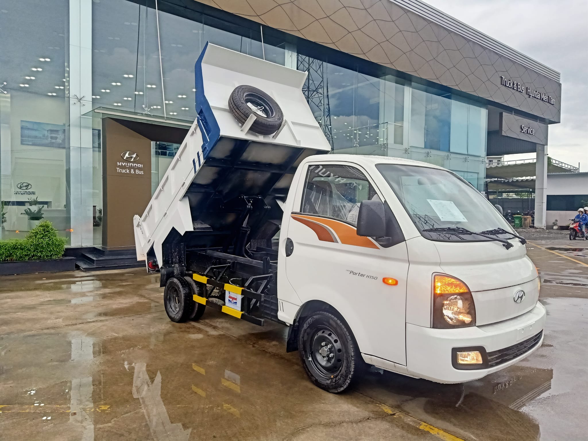 Thiết kế ngoại thất hiện đại và chắc chắn của xe tải Hyundai 1 tấn.