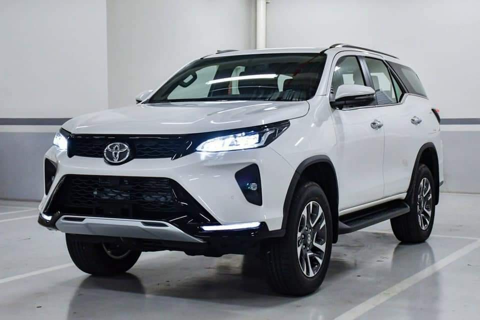Thiết kế ngoại thất thể thao của Fortuner Legender 2.4AT 4x2 nhìn từ góc nghiêng.