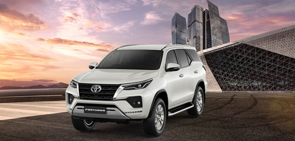 Thiết kế ngoại thất xe Toyota Fortuner máy xăng 2024 với đèn pha LED và lưới tản nhiệt chrome nổi bật
