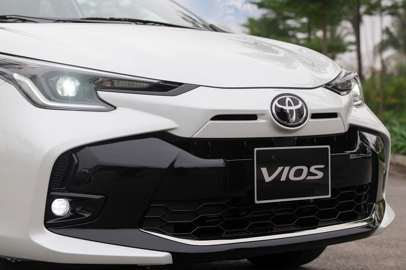 Thiết kế phần đầu xe ô tô Vios 2025 với lưới tản nhiệt mở rộng và tích hợp radar.