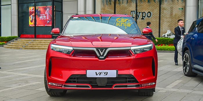 Thiết kế phần đầu xe VinFast VF9 với dải đèn LED đặc trưng