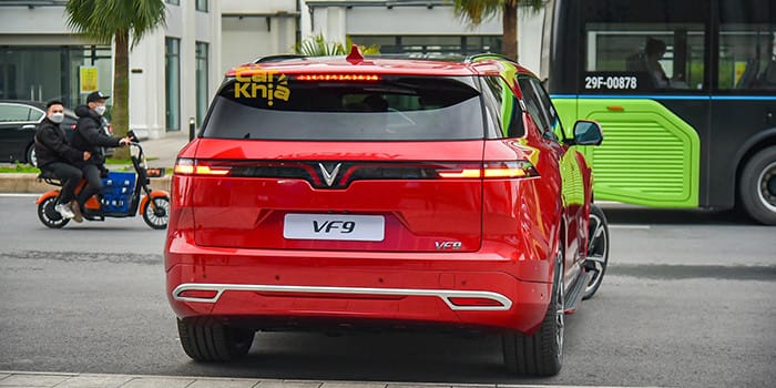 Thiết kế phần đuôi xe VinFast VF9 với dải đèn LED nổi bật