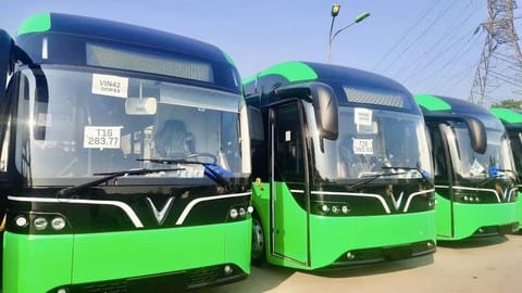 Thiết kế phía sau xe bus điện VinFast với họa tiết Khuê Văn Các