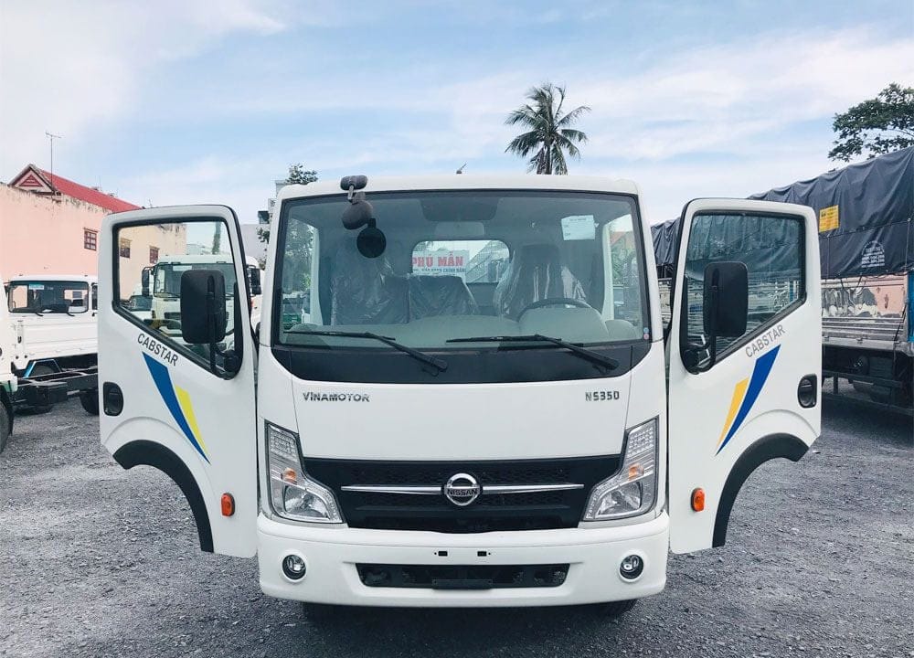 Thiết kế phía trước của xe tải Nissan, nổi bật với đèn pha và lưới tản nhiệt, đặc trưng của dòng ô tô vận tải