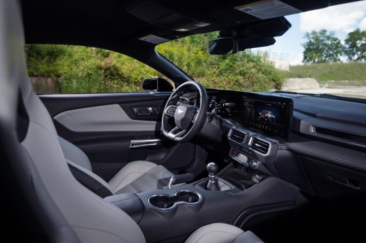 Thiết kế taplo và vô lăng hiện đại của Ford Mustang GT, tập trung vào trải nghiệm lái xe.