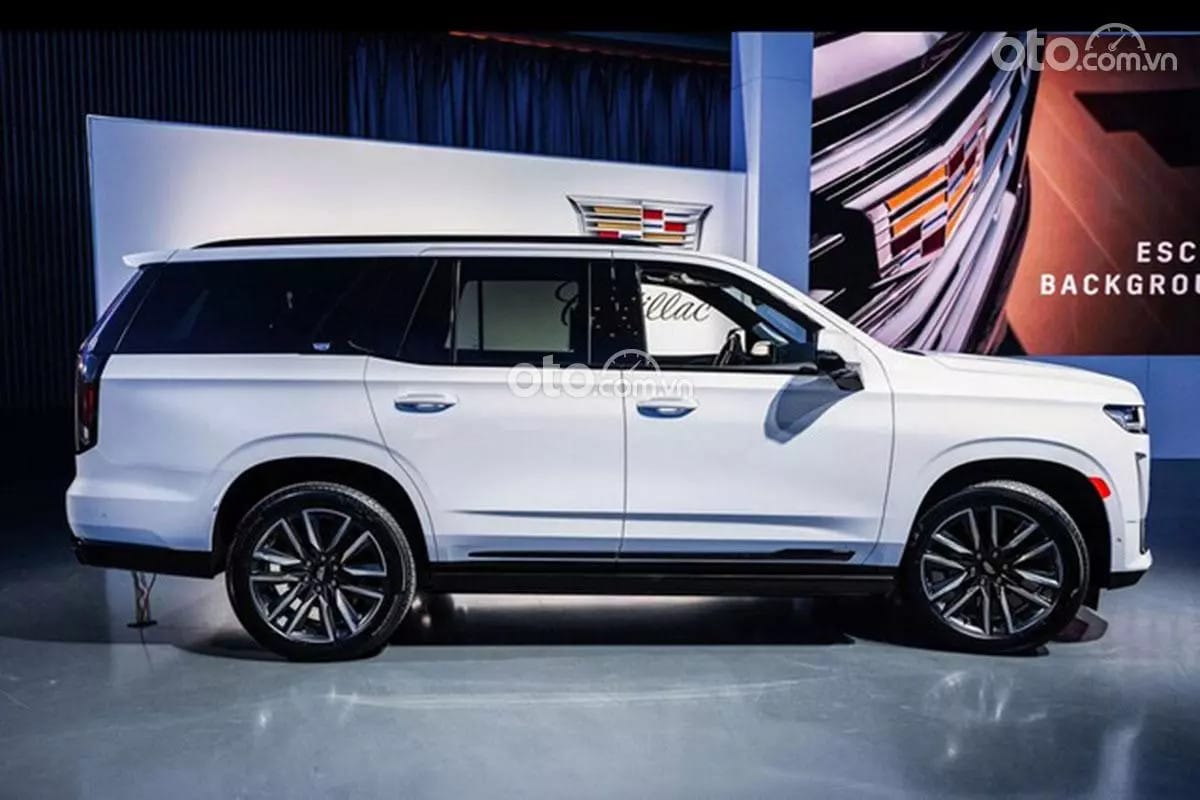 Thiết kế thân xe Cadillac Escalade vững chãi, một yếu tố ảnh hưởng đến cadillac giá bao nhiêu.