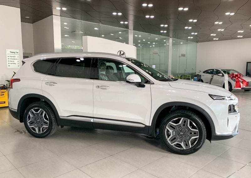 Thiết kế thân xe Hyundai SantaFe 2024 với vòm bánh lồi, nhấn mạnh vẻ cơ bắp và sự sang trọng tương xứng với giá xe SantaFe 2024.