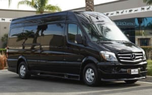 Thiết kế thân xe Mercedes Sprinter mới với đường nét mạnh mẽ và gương chiếu hậu tích hợp