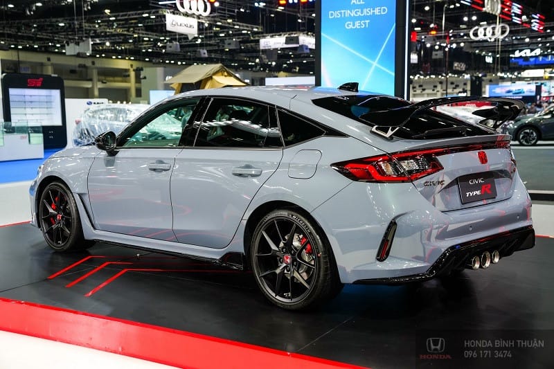 Thiết kế thân xe thể thao của Honda Civic Type R 2023 cùng vành 19 inch
