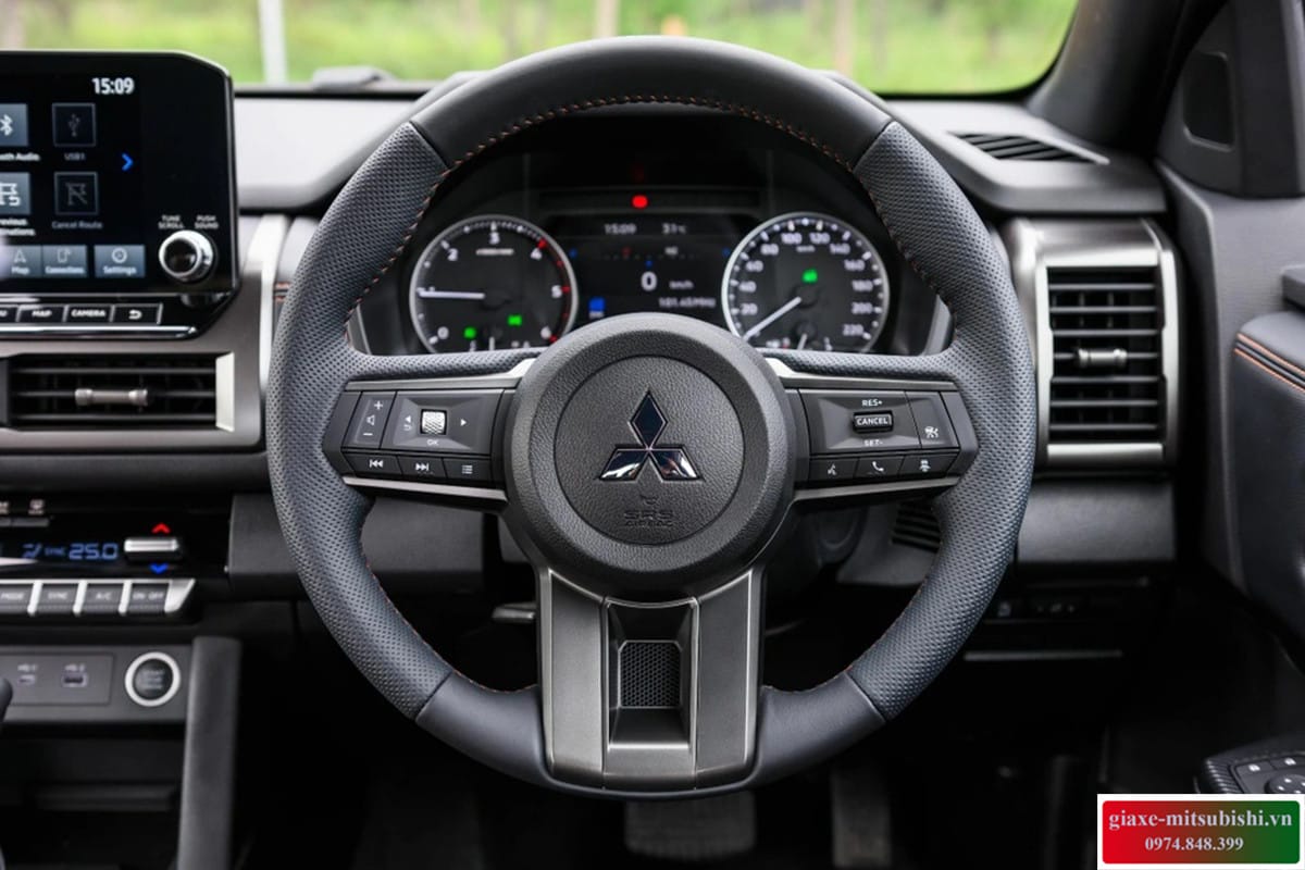 Thiết kế vô lăng 3 chấu mới tích hợp nhiều chức năng trên Mitsubishi Triton 2025