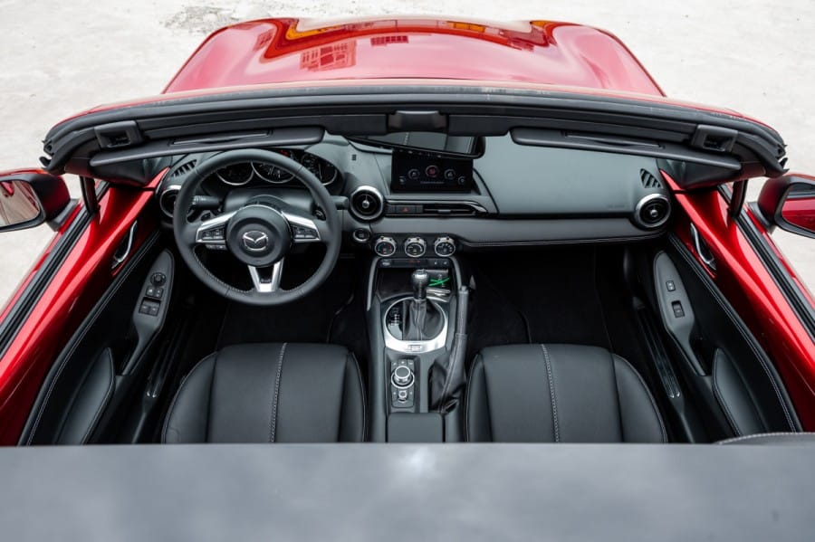 Thiết kế vô lăng và táp lô xe Mazda MX-5 Miata tập trung lái