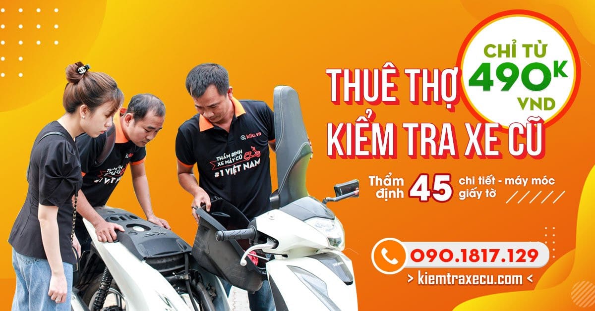 Thợ chuyên nghiệp đang kiểm tra định giá xe máy cũ toàn diện
