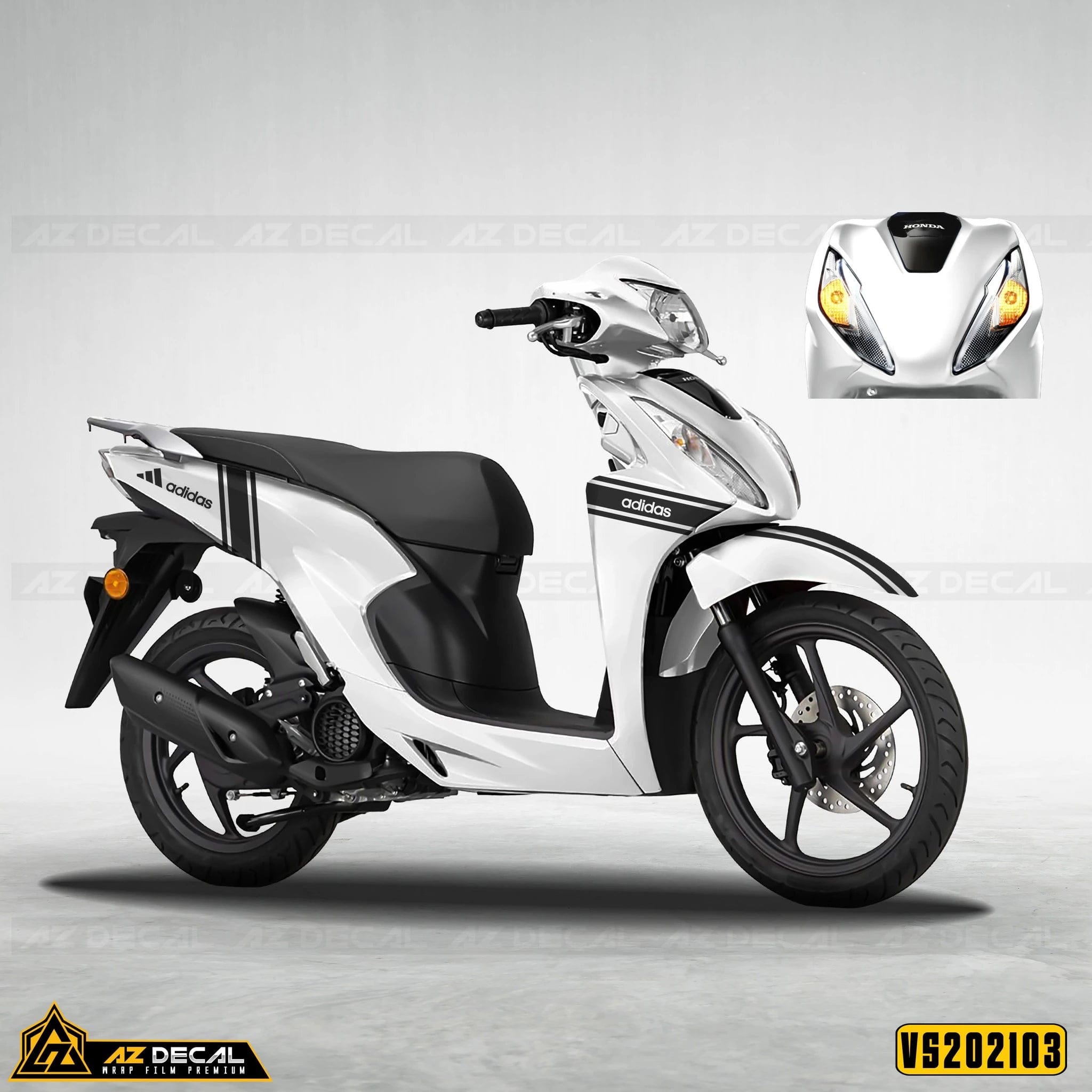Thợ dán decal đang tỉ mỉ thi công đổi màu cho xe Vision, đảm bảo chất lượng và tính thẩm mỹ cao.