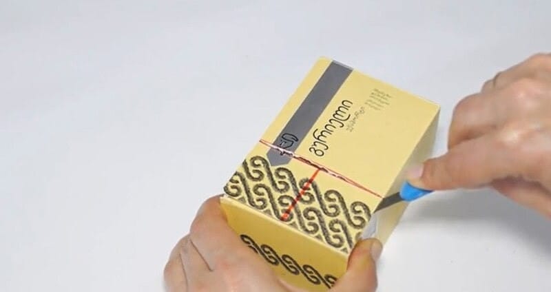 Thực hiện cắt và gấp tạo hình mô hình xe tải mini từ bìa carton