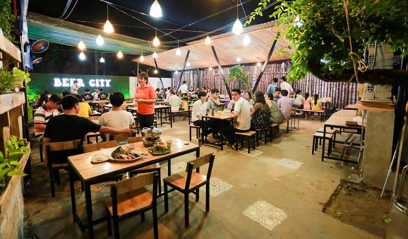 Thực khách tận hưởng không khí sôi động tại Ẩm thực Beer City, điểm đến cho những bữa tiệc tối ở Bình Dương.