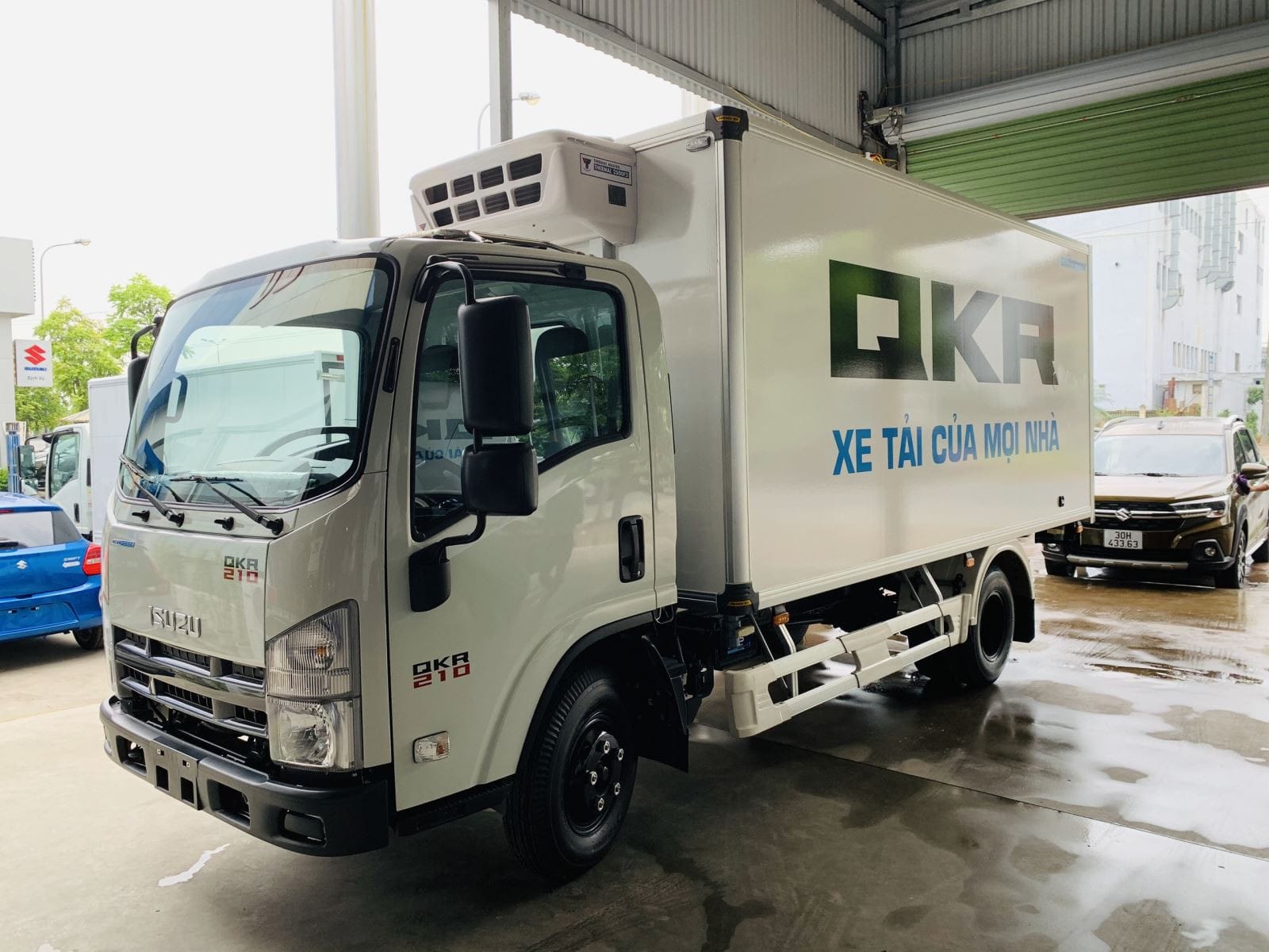 Thùng đông lạnh xe tải Isuzu QKR 270 đảm bảo nhiệt độ ổn định