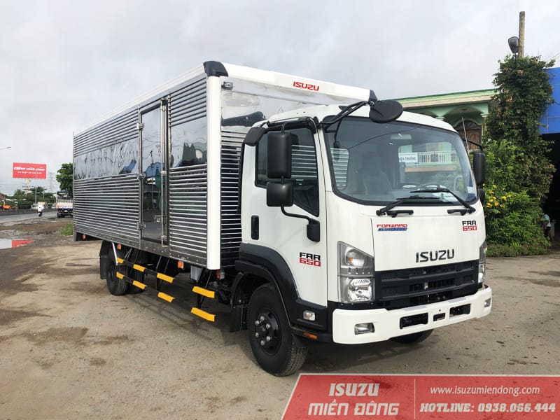 Thùng kín chắc chắn của xe tải Isuzu 6.5 tấn