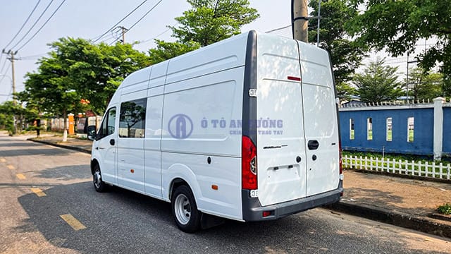 Thùng xe tải van Gaz 590kg 6 chỗ với cửa sau mở rộng