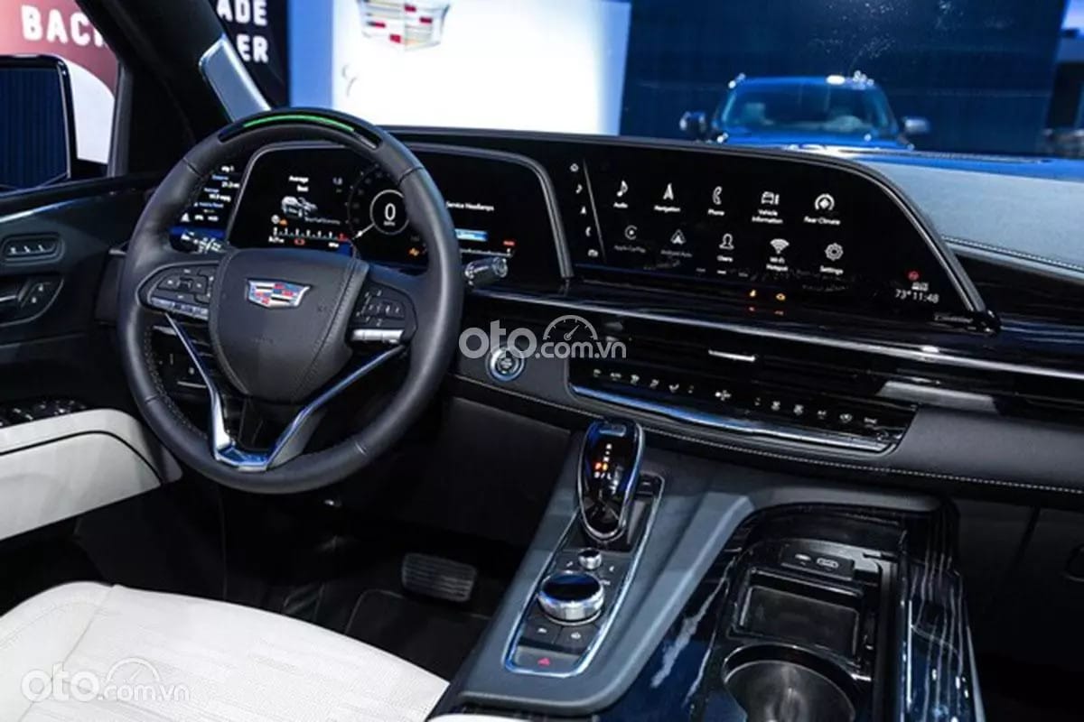 Tiện ích hàng ghế sau Cadillac Escalade 2023 với hai màn hình giải trí 12.6 inch
