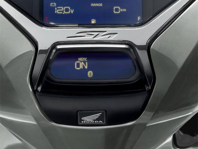 Tiện ích hộc chứa đồ và cổng sạc USB trên xe Honda SH 150i ABS Thể Thao