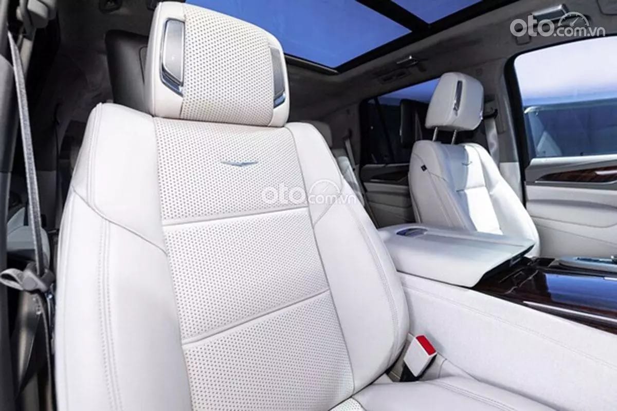 Tiện ích tủ lạnh mini tích hợp trong nội thất Cadillac Escalade, nâng tầm trải nghiệm sang trọng.