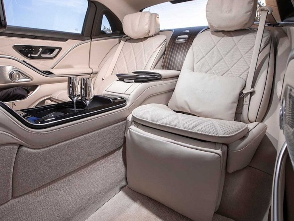 Tiện ích tủ lạnh mini và hộc đựng ly mạ bạc cao cấp tích hợp ở hàng ghế sau Maybach S680