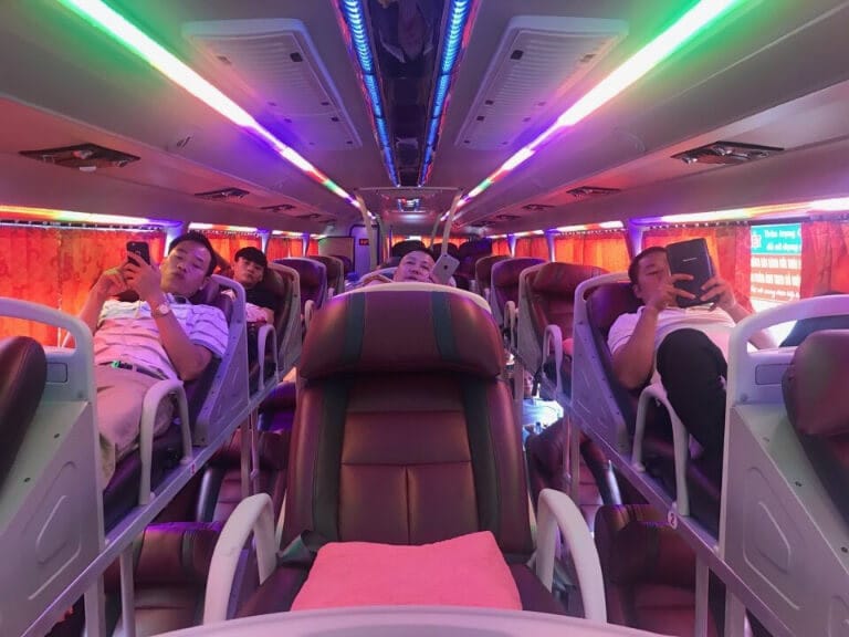 Tiện ích và dịch vụ trên xe khách Hoàng Long Cô 2 Hà Nội Nha Trang