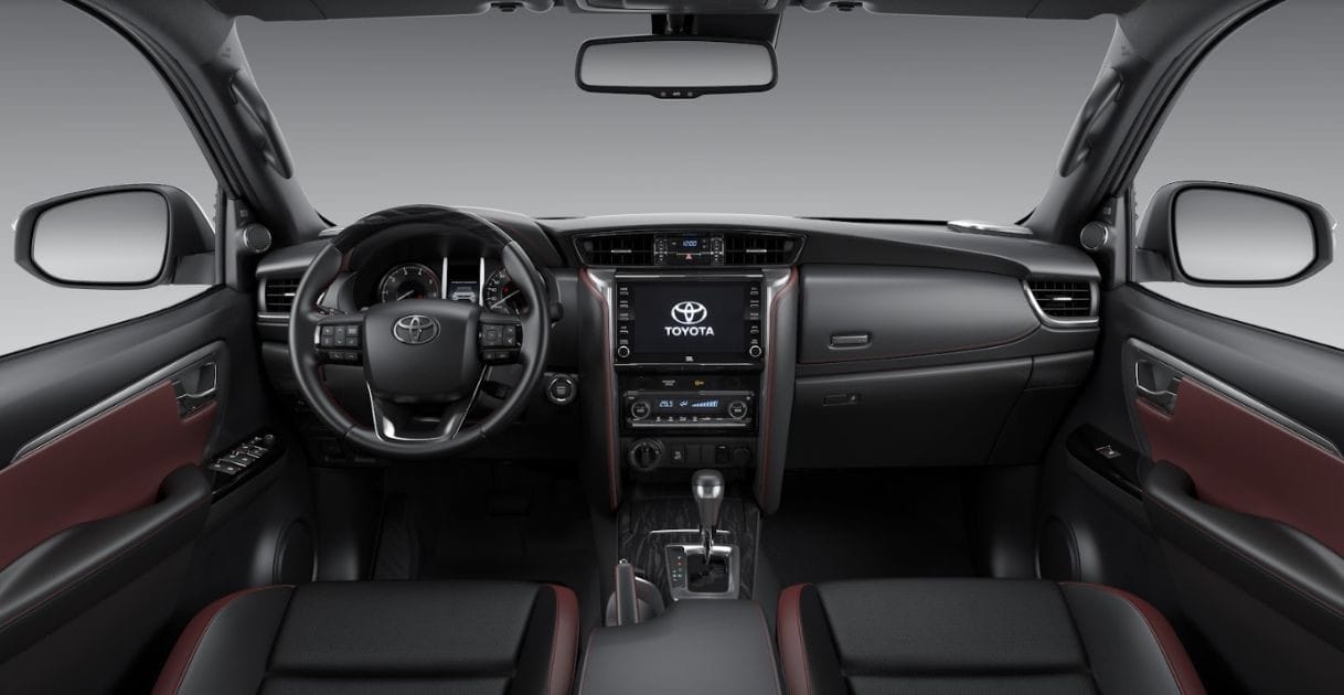 Tiện nghi hiện đại trong khoang lái của xe Toyota Fortuner 7 chỗ