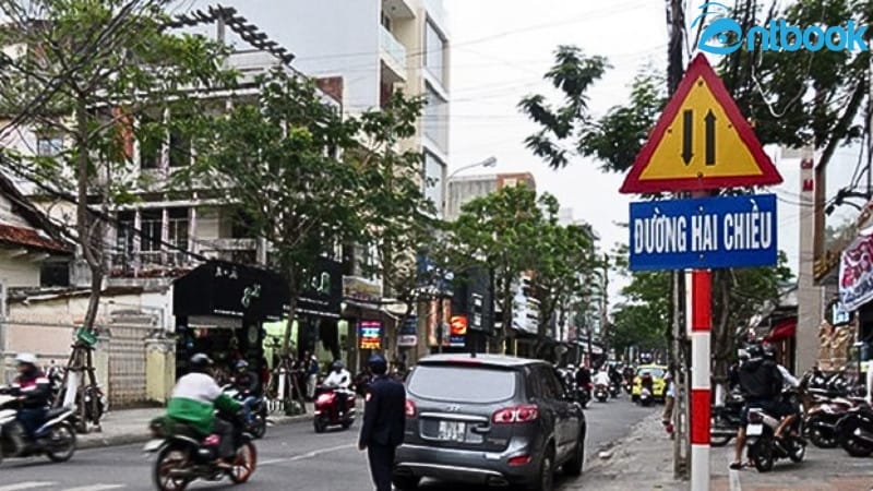Tình huống thực tế tài xế đối mặt với biển báo giao nhau với đường hai chiều
