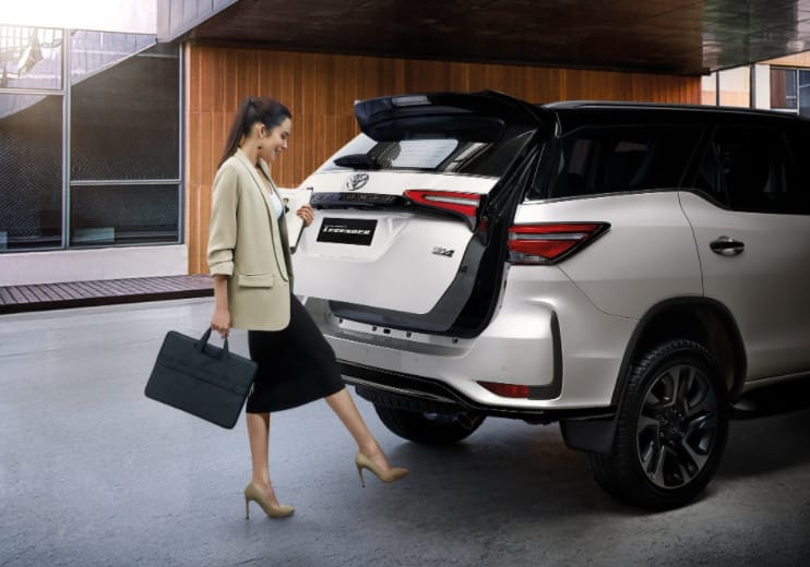 Tính năng đá cốp rảnh tay tiện lợi trên Fortuner Legender 2.4AT 4x2.