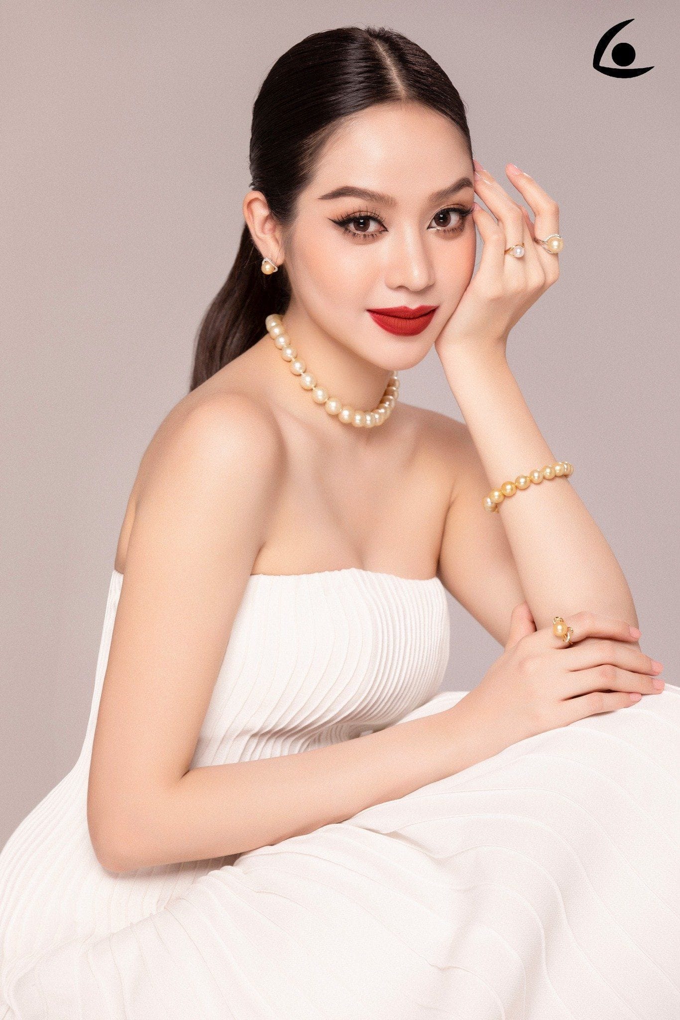 Tô điểm vẻ đẹp tự nhiên của người mệnh Hỏa bằng màu sắc trang sức phù ý nghĩa