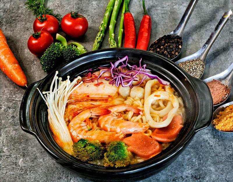 Tô mì cay Naga nóng hổi, một món ăn được ưa chuộng tại Bình Dương