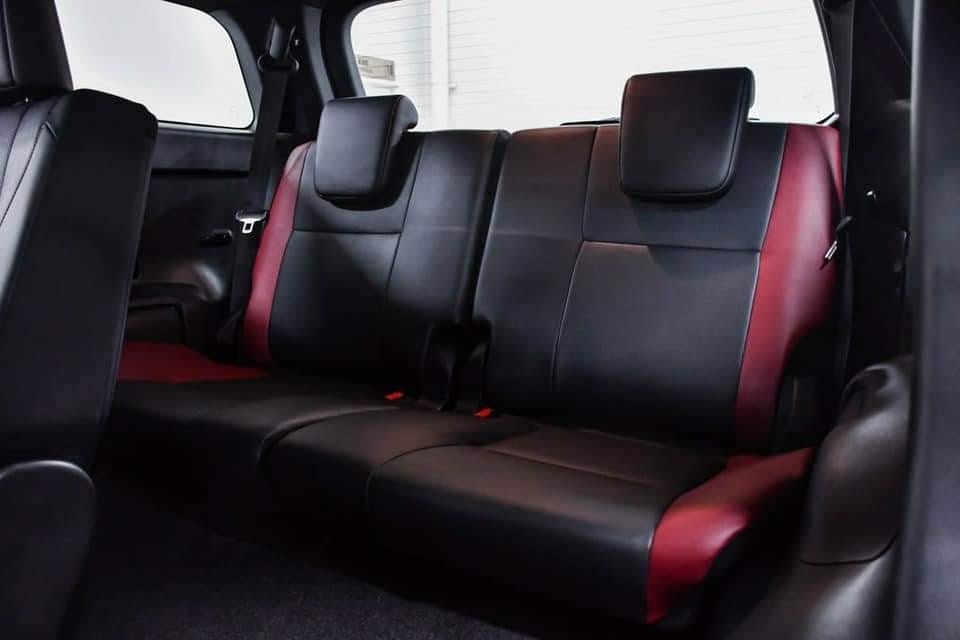 Toàn bộ ghế ngồi bọc da cao cấp trong khoang cabin Fortuner Legender 2.4AT 4x2.