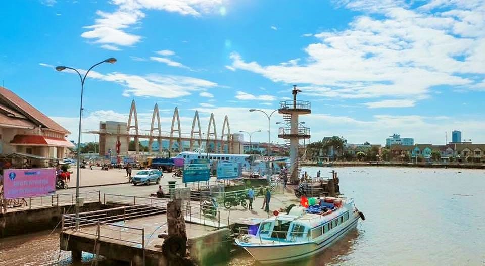 Toàn cảnh bến tàu Rạch Giá với nhiều phương tiện thủy neo đậu, điểm nối quan trọng sau hành trình từ bến xe Rạch Giá