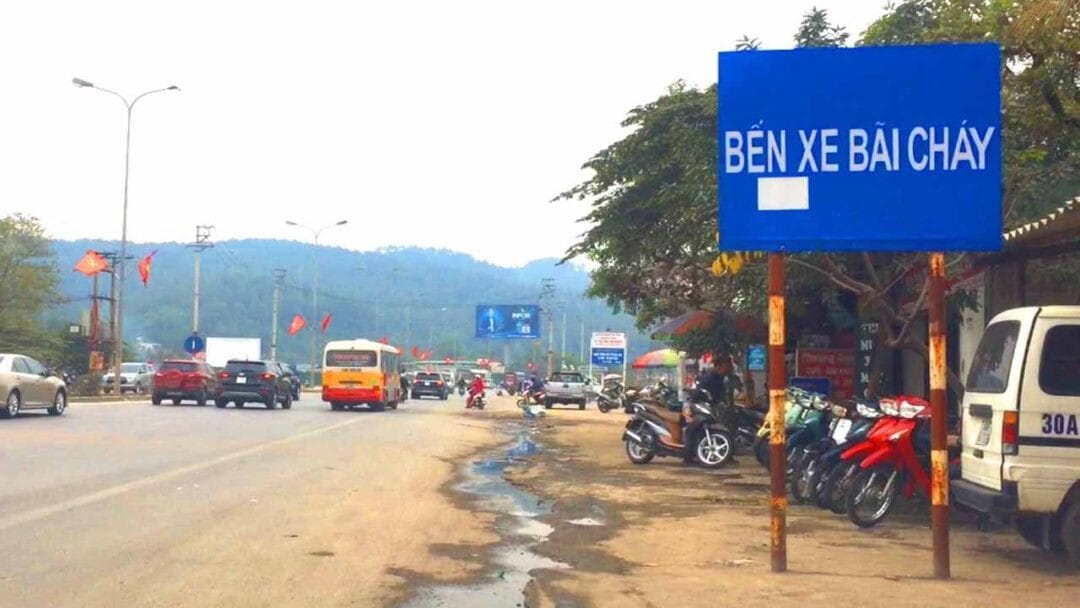 Toàn cảnh bến xe Bãi Cháy tấp nập phương tiện và hành khách.