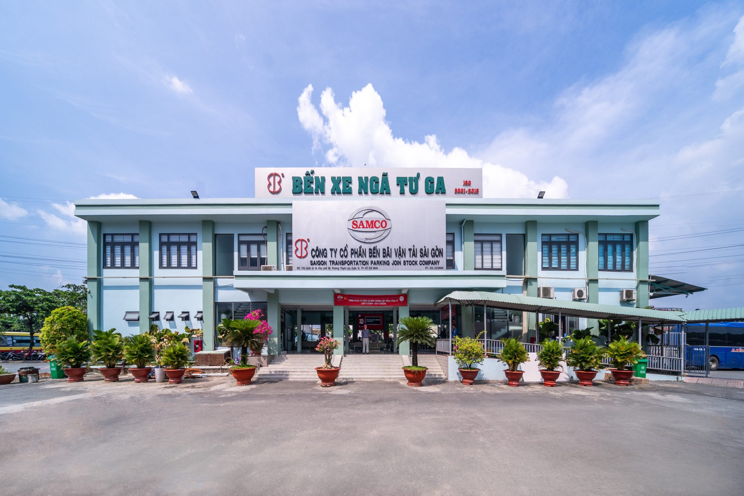 Toàn cảnh bến xe Ngã Tư Ga Sài Gòn tấp nập phương tiện