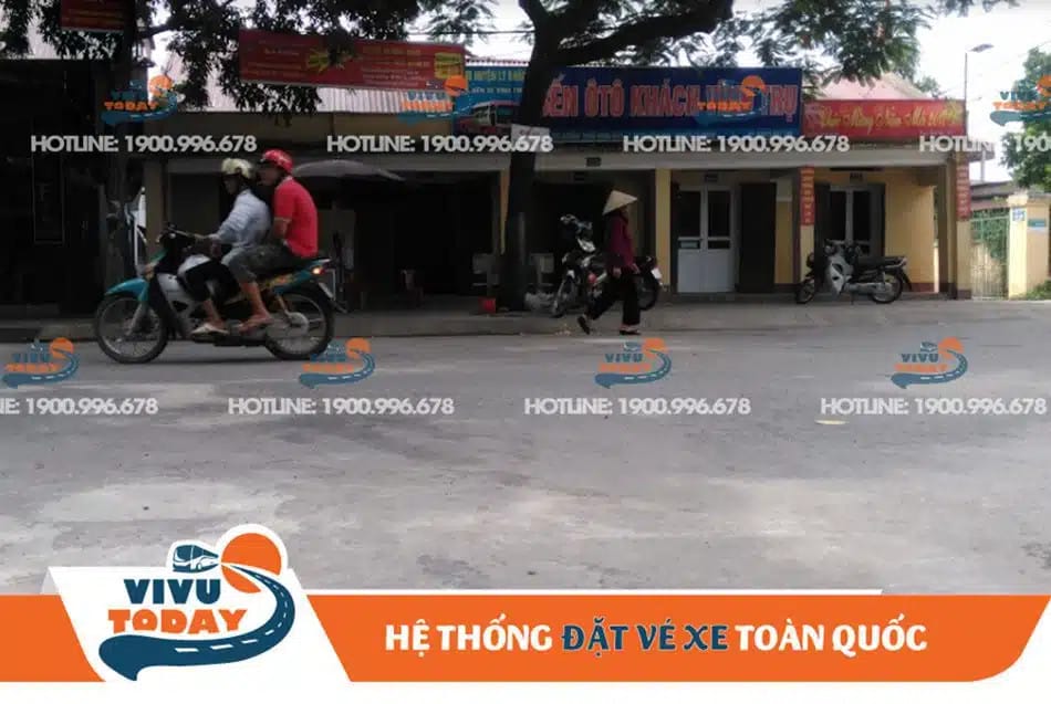 Toàn cảnh **bến xe Vĩnh Trụ** sầm uất, một điểm giao thông quan trọng của Hà Nam.