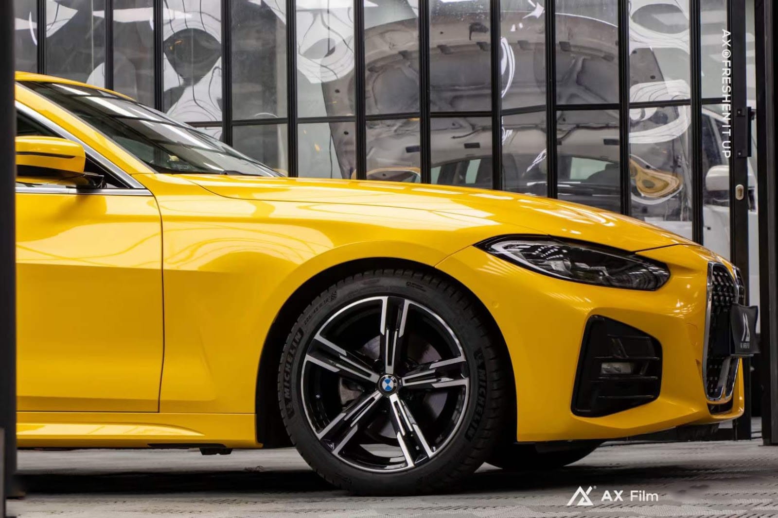 Toàn cảnh chiếc xe BMW màu vàng nổi bật trên đường, mang lại phong thủy tốt cho chủ nhân sinh vào tháng 6