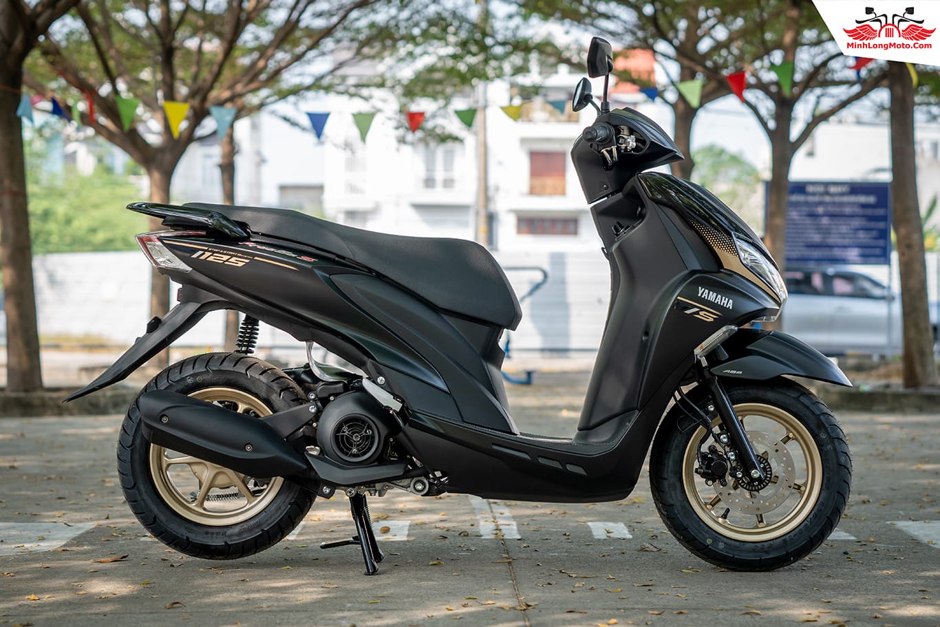 Toàn cảnh chiếc xe tay ga nam Yamaha Freego S 125 màu đen, nhấn mạnh thiết kế và tính năng ABS.