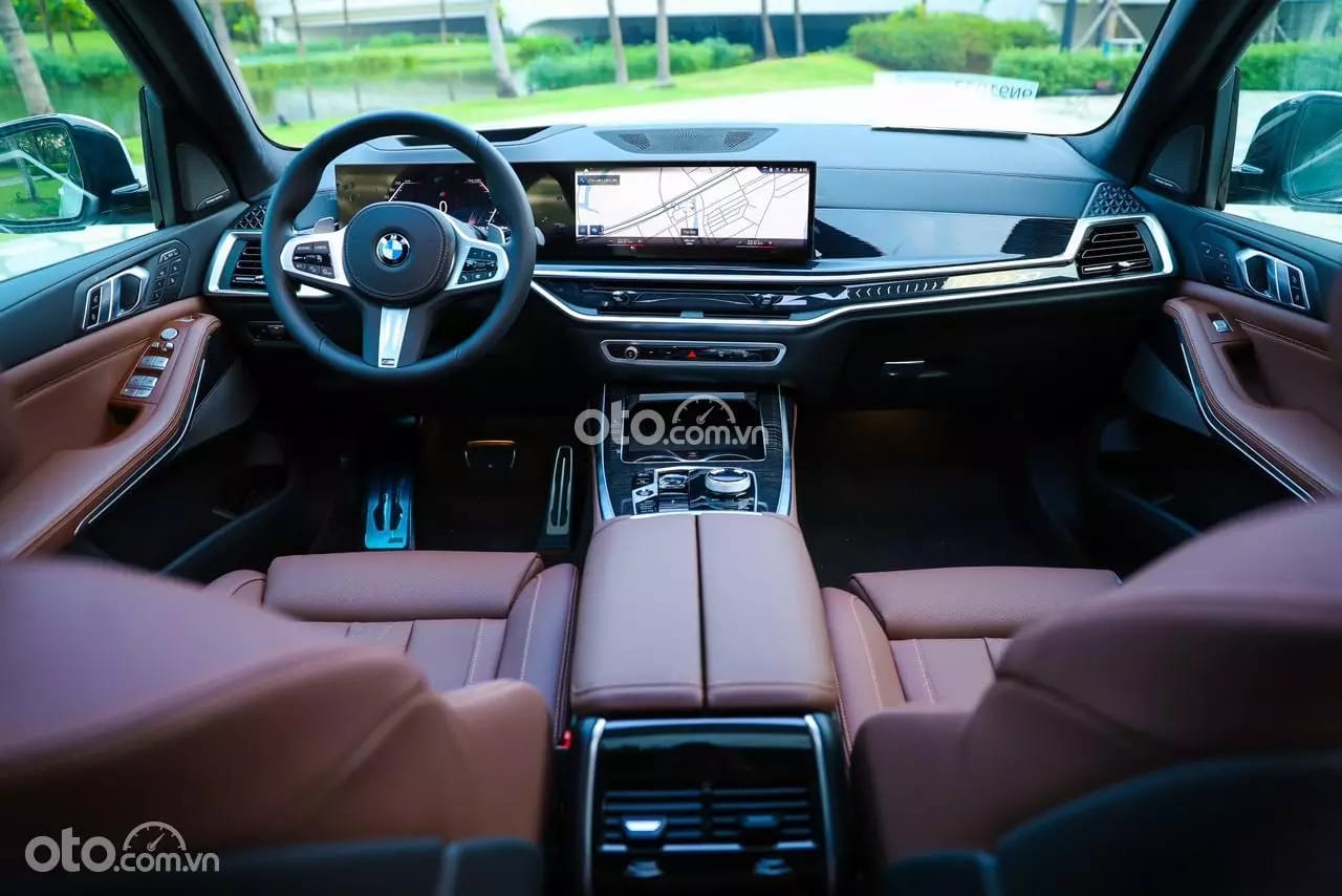 Toàn cảnh khoang nội thất rộng rãi và sang trọng của BMW X7 với chất liệu da cao cấp và thiết kế hiện đại.