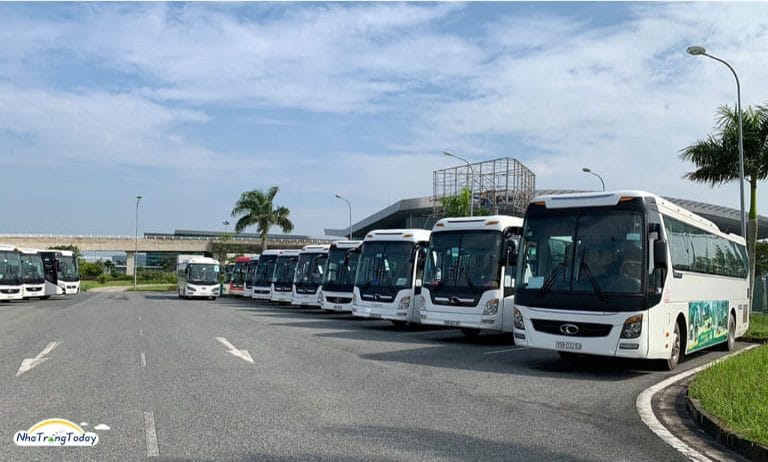 Toàn cảnh một bến xe nhộn nhịp với nhiều xe khách chất lượng cao sẵn sàng khởi hành tuyến xe Sài Gòn đi Tiền Giang