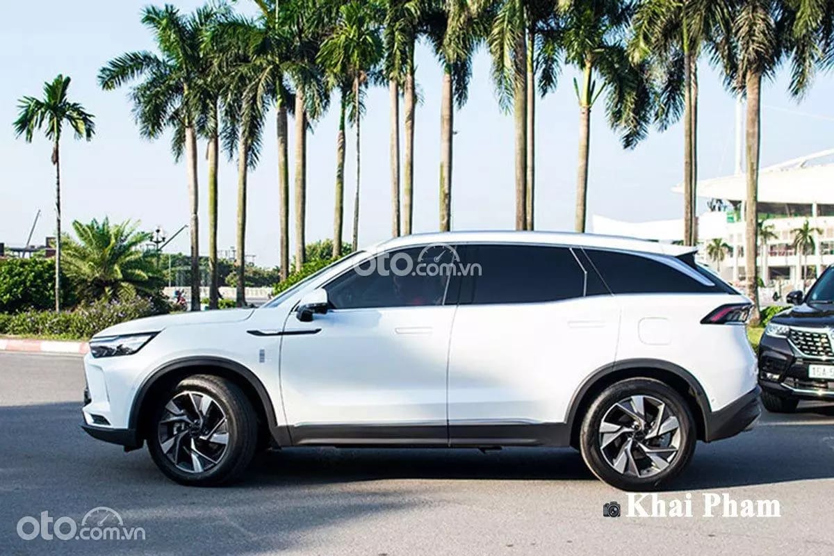 Toàn cảnh phần đuôi xe Beijing X7, nổi bật dải đèn LED chạy ngang và logo Beijing phát sáng, một yếu tố thu hút khách hàng cân nhắc giá xe Beijing X7